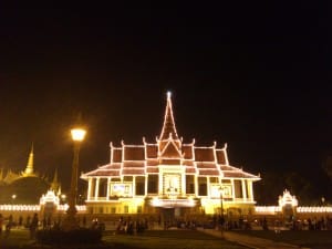 дворец - ночная иллюминация Пномпень
