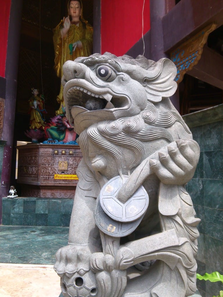 скульптура Дракона у китайского храма, Краби,